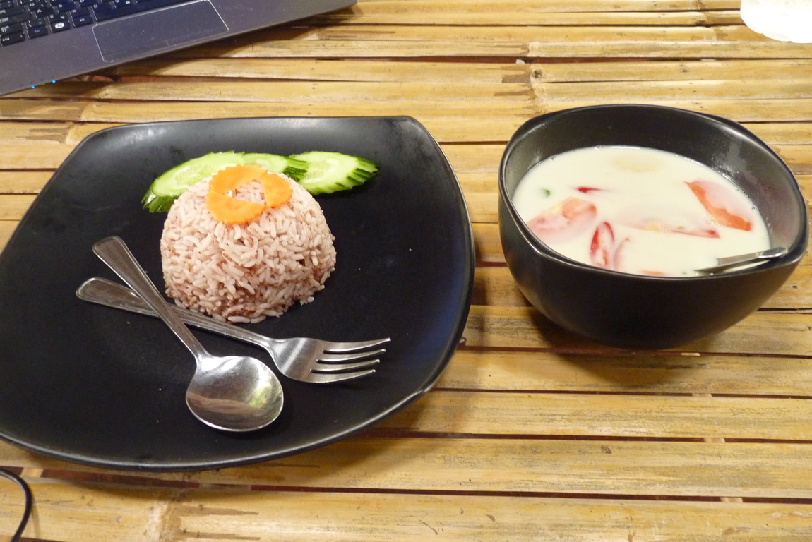 Kuřecí polévka s kokosovým mlékem a rýže